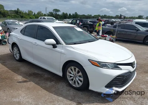 2018 Toyota Camry Le из США, поврежденный, VIN 4T1B11HK3JU017687